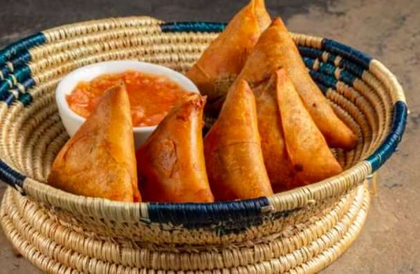 Crispy homemade sambusa filled with savory ingredients and served with spicy dipping sauce at Abyssinia Ethiopian and Eritrean Restaurant Lausanne