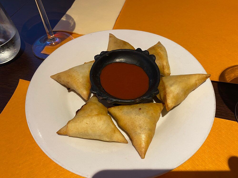Crispy homemade Eritrean sambusa served at Hidmona Restaurant Geneva
