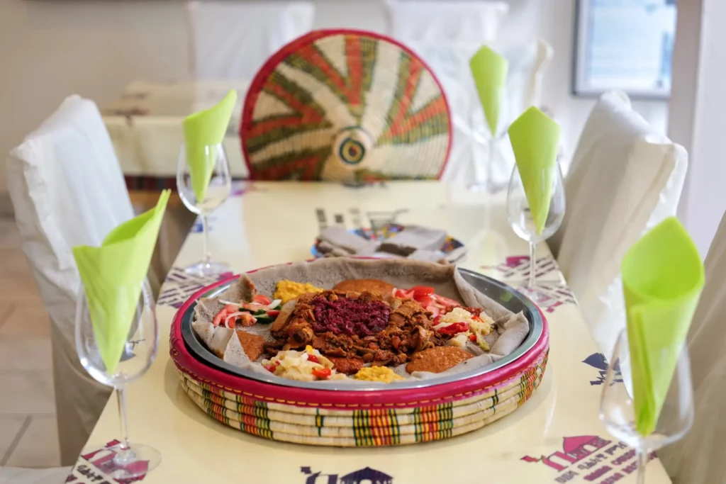 Traditional injera platter with Ethiopian and Eritrean specialties served at Mama Cuisine Habesha in Lausanne