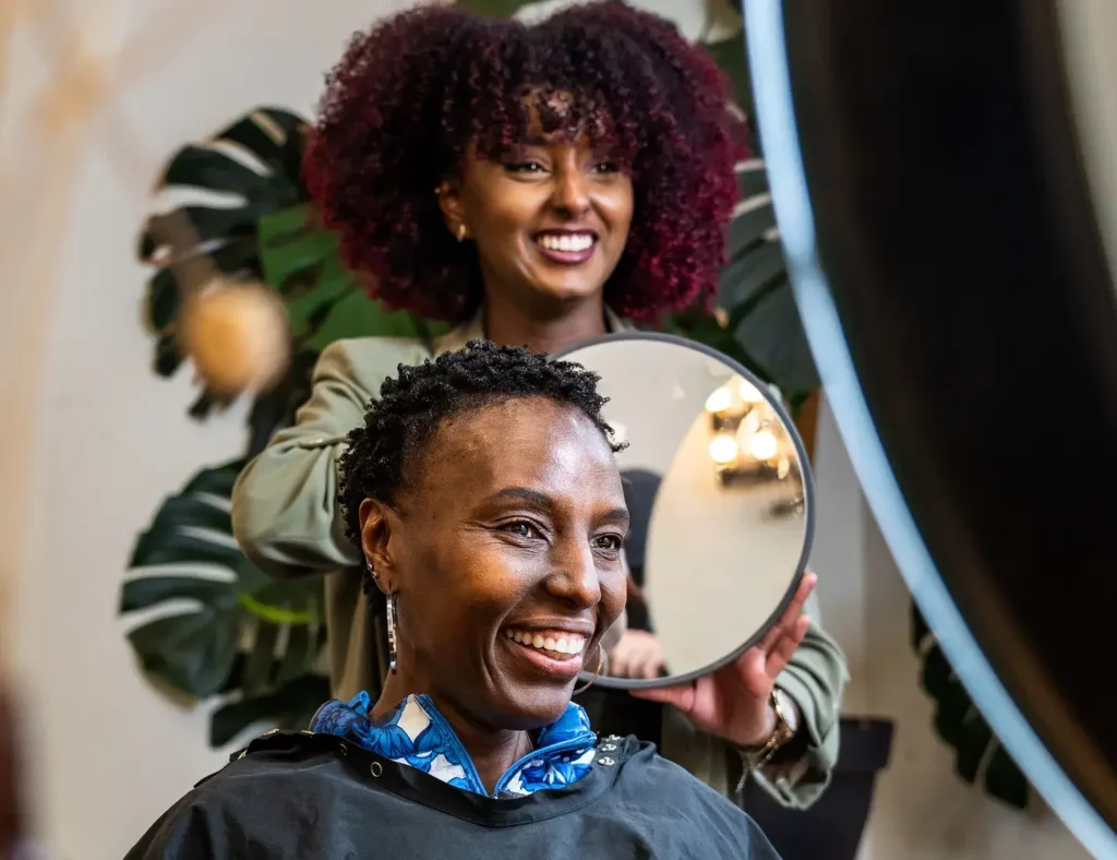 Stylist working on curly hair at Tribus Urbaines, a curly hair salon in Geneva